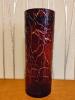 Kristály váza repesztett hatású rubin színű üveg bevonattal.