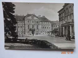 Régi képeslap: Szombathely, Tanácsház és a püspoki palota (1958)