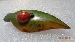 Tihany feliratú bros , régi , katicával , fából faragott , 4,5 cm