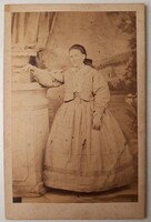 Antik vizitkártya (CdV) fotó, Elegáns hölgy viktoriánus ruhában, 1860-1870-es évek