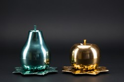 Alma és Körte formájú retro pohártartók poharakkal.