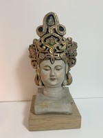 Kézzel festett beton Buddha fej, szobor fa talapzaton