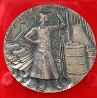 Ózd Kohászati Üzemek bronz plakett saját dobozában Kiss Sunyi István szignóval  9,6 cm