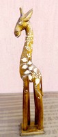 Egzotikus kézműves dekoráció. Festett díszes zsiráf faszobor Indonéziából