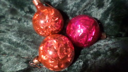 3 retro glass Christmas tree decorations filled with lamellae stripes in one. They are about 4-4.5 cm.