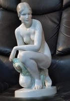 Herendi térdelő női akt porcelán..35 cm. Tervezte Lux Elek..