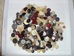 Retro régi műanyag ruha gomb gombok gomb gyűjtemény fekete fehér és színes színekben - 378 gramm