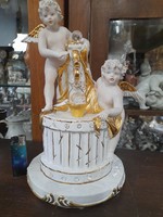 Olasz,Italy Capodimonte Nagyméretű Puttós,Aranyozott Art Deco Porcelán Figurális Szobor.31.5 cm.