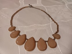 Beautiful showy necklace with sparkling stones, clasp