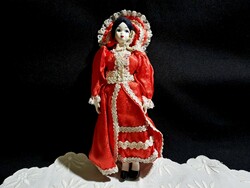 Retro porcelán (feje, keze, lába) baba piros ruhában 21 cm