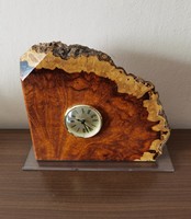 Fából készült asztali óra plexi talpon