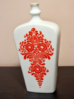 *Alföldi porcelán pálinkás palack. Piros népi mintás díszítessel.