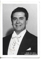 Giuseppe di Stefano olasz világhírű operaénekes autográf, dedikált, sajátkezű aláírása fotólapon.