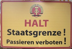 Retro DDR dekor fémtábla ,Halt Staatsgrenze ! 30 x 20 cm