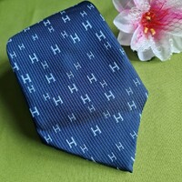 ESKÜVŐ NYK42 - Sötétkék alapon H betűk -  selyem nyakkendő