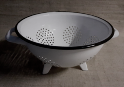 Régi megkímélt szép állapotú  fehér zománcos 3-lábon álló szűrő