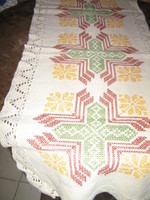 Gyönyörű keresztszemes öltéssel hímzett csipkés szélű antik szőttes terítő
