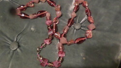 60 cm-es , rózsaszín üveg és kagyló gyöngyökből álló nyaklánc .