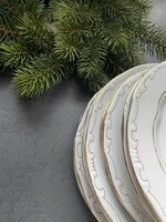 Fehér Zsolnay porcelán tányérok, stafír készlet darabjai
