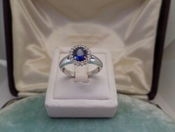 Fehér arany gyűrű gyönyörű színű kék zafírral és brillekkel
