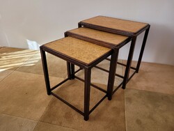 3 db egymásba sorolható rakható csúsztatható retro összetolható fa asztal