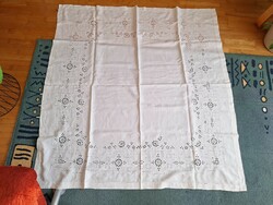 Embroidered lace table cloth 140 x 147 cm