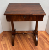 Kisméretű antik biedermeier író/varróasztal