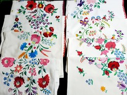 Kalocsai virág mintával hímzett párna huzat, díszpárna darabra Méret a képeken