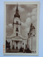 Régi postatiszta képeslap: Békés, ref. templom a Hősök szobrával