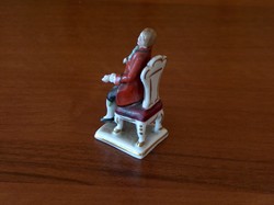 Antik altwien kézzel festett hibátlan miniatűr szobrocska, ülő féfi