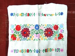Embroidered linen slipcover 42x46 cm