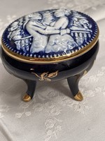 Fairy German three-legged porcelain jewel with convex pattern on top,
