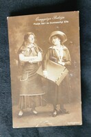 Cca. 1913 FEDÁK SÁRI DÍVA PRIMADONNA + GOMBASZÖGI ELLA FOTÓLAP " ŐNAGYSÁGA RUHÁJA " Strelisky fotó