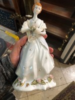 Dorohoi Romanian porcelain lady statue, height 18 cm.