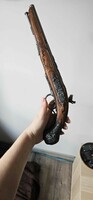 Kovás előltöltős pisztoly replika spanyol díszfegyver fa anyagú, fém veretekkel