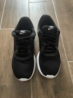 Nike Tanjun futócipő