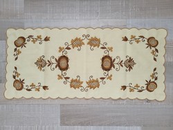 Hand-embroidered tablecloth_runner 2.