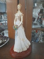 Figurative statue of a richly detailed, painted bride with a bouquet. 23 Cm.