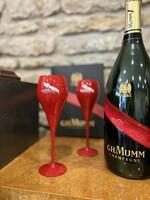1 palack 0,75L G.H. MUMM Champagne + 2 piros MUMM üveg pezsgőspohár + 1 G.H. MUMM  bárdekoráció