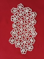 Amorphous crochet spreader with twisted pattern