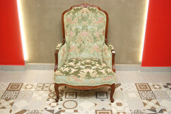 Armchair with classic design