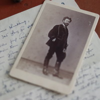 Munkácsy Mihály műtermi fotó és eredeti névjegykártyája párizsi címével