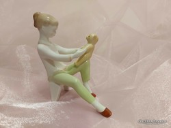 Aquincumi porcelán figura,kislány mackóval.