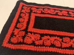 Nice Vibrant 56cm x 38cm Red Black Felt Felt Tablecloth Centerpiece Folk Art Applique Runner
