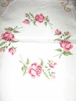 Gyönyörű vintage rózsás kézzel hímzett csipkés szélű szőttes terítő