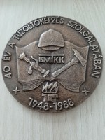 Tűzoltó bronz plakett   40 ÉV A TŰZOLTÓKÉPZÉS SZOLGÁLATÁBAN  1948 - 1988    9,5 cm