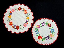 2 tablecloths embroidered with a Kalocsa flower pattern, 28 and 23 cm
