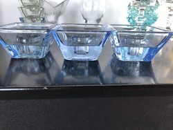 3 db halványkék öntöttüveg gyertyatartó (20/E2)