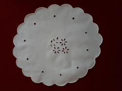 Fehér hímzett azsúrozott ovális terítő / asztalközép