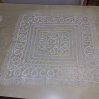 Horgolt fehér asztali négyszögletű terítő